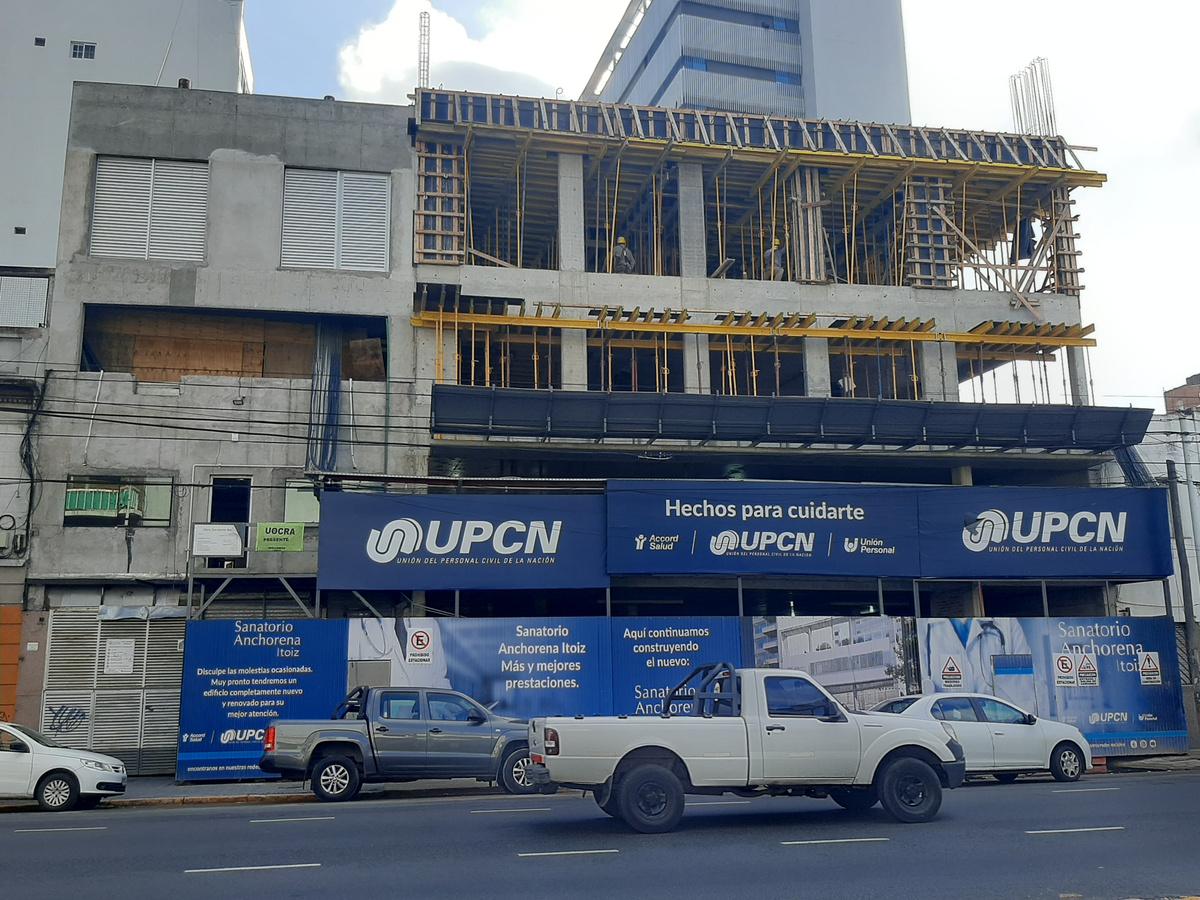 Obra en el Sanatorio Itoiz con el edificio en funcionamiento