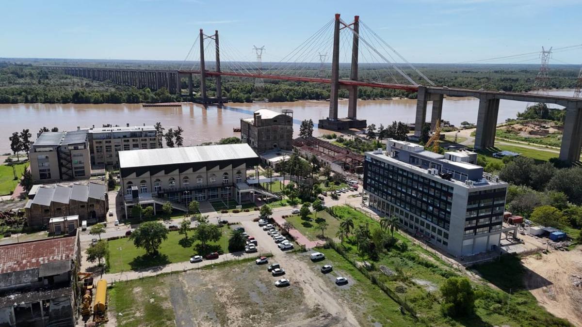 Vista aérea del sanatorio y el río Paraná