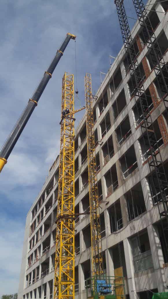 Estructura del Sanatorio Anchorena Zárate en construcción, con grúa torre